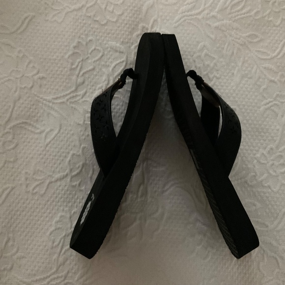 Yellow Box Benji black size 8.5 flip flops - Picture 3 of 4